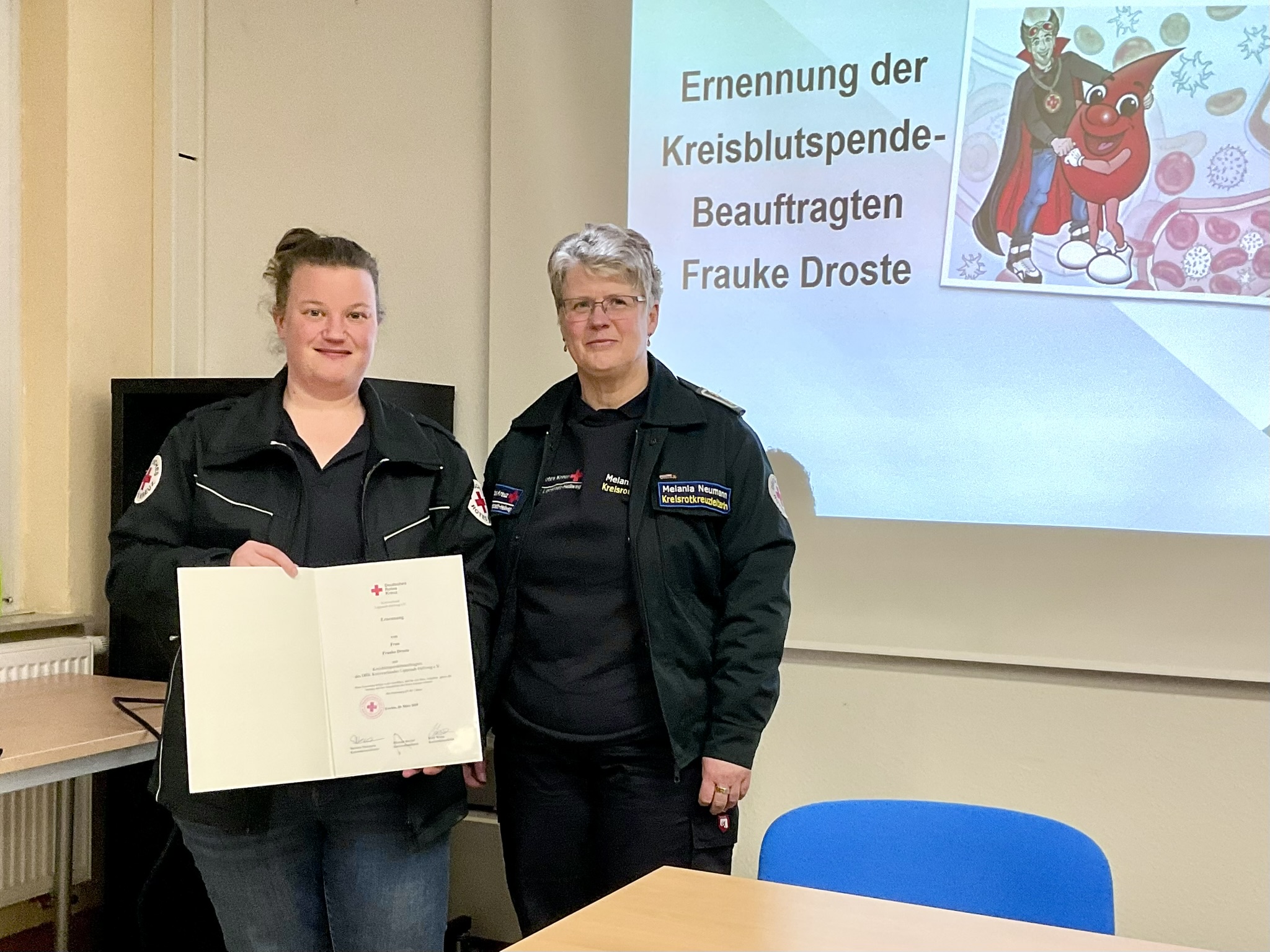 Melania Neumann (re) überreicht Frauke Droste die Ernennungsurkunde zur Kreisblutspendebeauftragten.