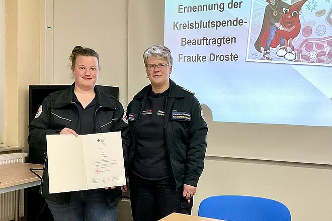 Melania Neumann (re) überreicht Frauke Droste die Ernennungsurkunde zur Kreisblutspendebeauftragten.