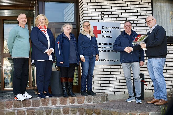 Das Team der Kreisgeschäftsstelle in Erwitte begrüßt Detlef Winkler an seinem ersten Arbeitstag. Von links: Michael Lindner, Susanna Krumtünger, Kornelia Claus, Silvia Bücker, Detlev Winkler, Heint S. Gosmann.